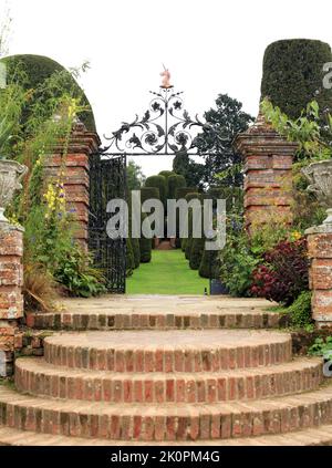 Entrée au jardin de Yew à la maison Packwood, Warwickshire, Angleterre, Royaume-Uni. Banque D'Images