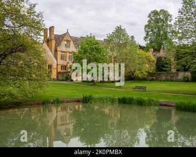 Vue sur l'étang à canards jusqu'à Stanway House, un manoir de Jacobean datant du 16th siècle, Stanway, Cotswolds, Gloucestershire Banque D'Images