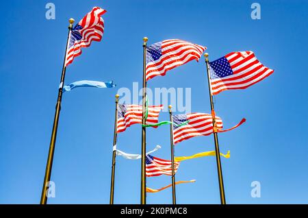 The Stars and Stripes, le drapeau national des États-Unis volant contre un ciel bleu par une journée ensoleillée en été. Banque D'Images