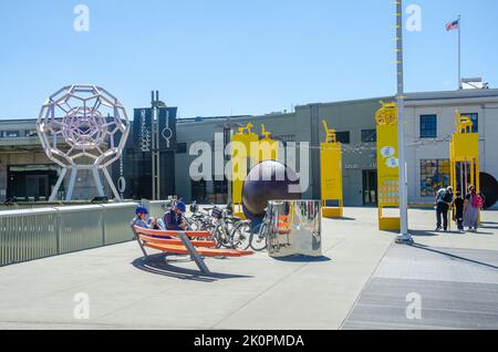 Expositions et expériences publiques gratuites en plein air dans la rue au musée des sciences et de la technologie Exploratorium à Pier 15/17, San Francisco, Californie Banque D'Images