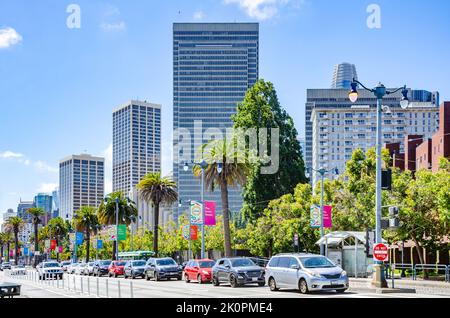 Vue sur Embarcadero à San Francisco en été avec ciel bleu et soleil bordé de palmiers. Banque D'Images