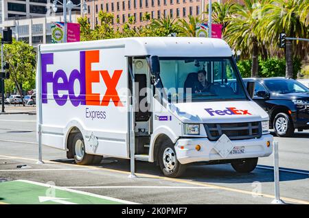 Un minibus de livraison FedEx blanc sur l'Embarcadero à San Francisco, en Californie. Banque D'Images