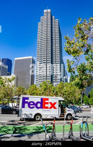 Un minibus de livraison FedEx blanc sur l'Embarcadero à San Francisco, en Californie, devant le four Embarcadero Centre, un grand gratte-ciel. Banque D'Images