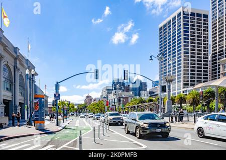 Une vue sur Embarcadero à San Francisco le jour d'un dummer avec ciel bleu et soleil Banque D'Images