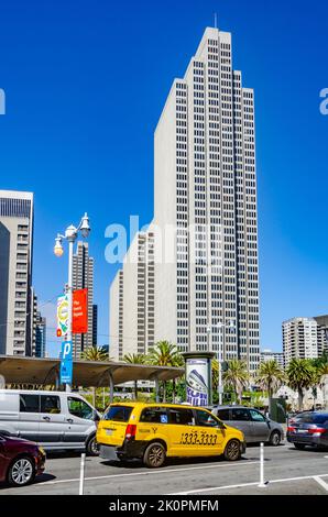 Un taxi jaune en circulation sur la rue Embarcadero à San Francisco à a en face du four Embarcadero Centre Banque D'Images