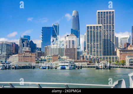 Vue sur les gratte-ciel composant une partie de la ligne d'horizon de San Francisco vue depuis l'arrière d'un ferry de la baie de San Francisco au départ Banque D'Images