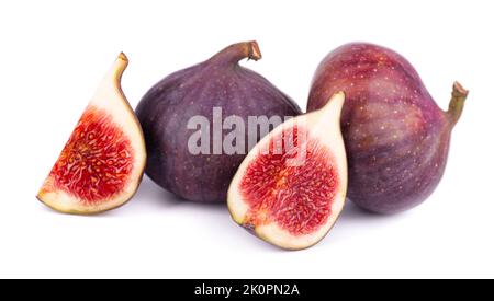 Fruits de figues frais isolés sur fond blanc. Fruits de figue mûrs en tranches Banque D'Images