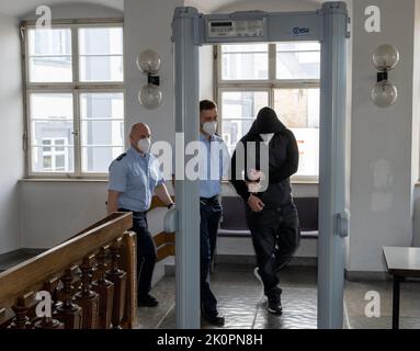 Ellwangen, Allemagne. 13th septembre 2022. Dans le tribunal de district, un officier de justice dirige le défendeur sur les menottes à travers un détecteur de métal dans la salle du jury. L'homme aurait tué une femme lors d'un cambriolage et doit être jugé pour meurtre. Credit: Stefan Puchner/dpa/Alay Live News Banque D'Images