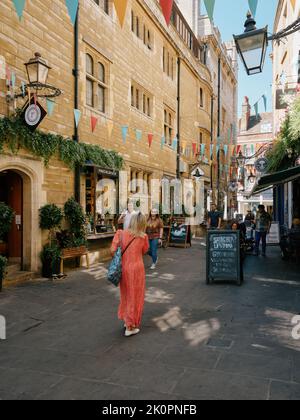 Shopping, touristes, bunkting et l'architecture calcaire des bâtiments de magasins à Rose Crescent Cambridge Cambridgeshire Angleterre Royaume-Uni Banque D'Images