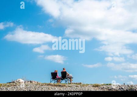 J'aimerais que vous soyez ici... Vacanciers sur la plage de West Shore à Llandudno, sur la côte du nord du pays de Galles, au Royaume-Uni. Banque D'Images