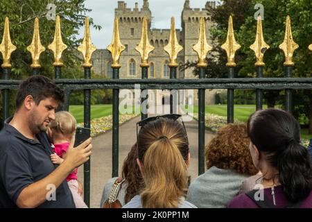 Windsor, Royaume-Uni. 12th septembre 2022. Vue des amateurs depuis Cambridge Gate à Windsor Grand parc les hommages floraux du public à la reine Elizabeth II sont maintenant déposés à l'intérieur du château de Windsor. La reine Elizabeth II, le monarque le plus longtemps au Royaume-Uni, est décédée à Balmoral à l'âge de 96 ans le 8th septembre 2022 après un règne de 70 ans. Crédit : Mark Kerrison/Alamy Live News Banque D'Images