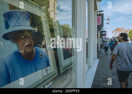 Windsor, Royaume-Uni. 12th septembre 2022. Les membres du public passent des photographies de la reine Elizabeth II à la fenêtre d'une galerie d'art. La reine Elizabeth II, le monarque le plus longtemps au Royaume-Uni, est décédée à Balmoral à l'âge de 96 ans le 8th septembre 2022 après un règne de 70 ans. Crédit : Mark Kerrison/Alamy Live News Banque D'Images