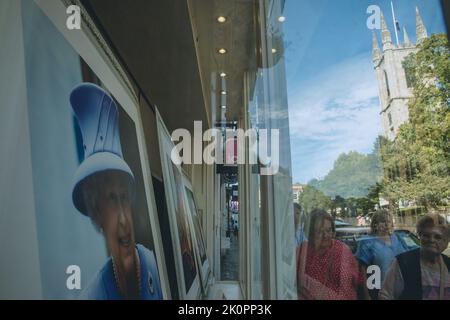 Windsor, Royaume-Uni. 12th septembre 2022. Les membres du public passent des photographies de la reine Elizabeth II à la fenêtre d'une galerie d'art. La reine Elizabeth II, le monarque le plus longtemps au Royaume-Uni, est décédée à Balmoral à l'âge de 96 ans le 8th septembre 2022 après un règne de 70 ans. Crédit : Mark Kerrison/Alamy Live News Banque D'Images