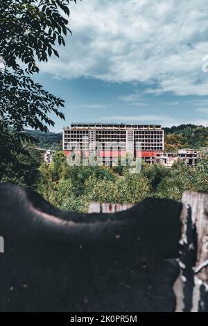 Ancien bâtiment d'Europe de l'est situé dans les montagnes valey .Carpates , Europe Roumanie. Bâtiment abandonné, de l'entreprise des mines. Banque D'Images