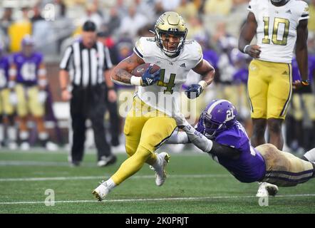 Atlanta, Géorgie, États-Unis. 10th septembre 2022. Georgia Tech Yellowjackets en arrière Dontae Smith tente de se libérer d'un défenseur des Castades de Caroline de l'Ouest pendant le premier trimestre d'un match de football universitaire NCAA au stade Bobby Dodd d'Atlanta, GA. Austin McAfee/CSM/Alamy Live News Banque D'Images