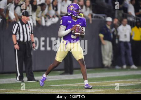 Atlanta, Géorgie, États-Unis. 10th septembre 2022. Le quarterback de Western Carolina Catades Carlos Davis examine le terrain pour un récepteur ouvert pendant le deuxième trimestre d'un match de football universitaire NCAA contre les Georgia Tech Yellowjackets au stade Bobby Dodd d'Atlanta, GA. Austin McAfee/CSM/Alamy Live News Banque D'Images