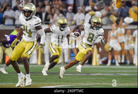 Atlanta, Géorgie, États-Unis. 10th septembre 2022. Le récepteur Georgia Tech Yellowjackets Nate McCollum retourne un retour de punt au cours du premier trimestre d'un match de football universitaire NCAA contre les Western Carolina Catums au stade Bobby Dodd d'Atlanta, en Géorgie. Austin McAfee/CSM/Alamy Live News Banque D'Images