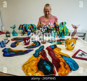 Londres Royaume-Uni 13 septembre 2022 dans le cadre du London Design Festival, l'artiste Elizabeth Adriel ouvre son studio pour présenter son travail dans Glass Fusing. Participation gratuite du 23 au 25 septembre/ 10:00 18:00. Atelier Vidrio, Gorst Road 42 Studio 24 Londres NW10 6LD.Paul Quezada-Neiman/Alay Live News Banque D'Images