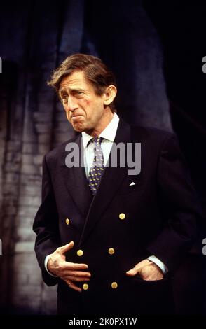 Toby Salaman (Prince Charles) dans LA REINE ET moi par Sue Townsend au Royal court Theatre, Londres SW1 11/06/1994 une coproduction avec hors joint et Haymarket Theatre, Leicester Music & Lyrics: Mickey Gallagher & Ian Dury design: Fotini Dimou Lighting: Rick Fisher directeur: Max Stafford-Clark Banque D'Images