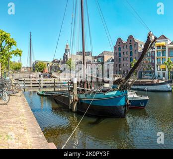 Navires historiques à l'avant-port, église-père-pèlerin, Delfshaven - Rotterdam, Zuid-Hollande, pays-Bas, ville, village, eau, été, navires, bateau, Banque D'Images