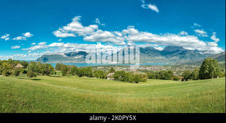 Vue depuis la route du Col de Leschaux au lac d'Annecy, Saint-Jorioz, , France, paysage, champ, prairie, arbres, été, montagnes, lac, *** local C. Banque D'Images