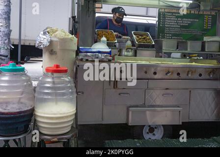 Faire des quesadillas à un stand de nourriture et de boissons sur Roosevelt Avenue qui s'adresse à la population sud-américaine locale. À Corona, Queens, New York. Banque D'Images