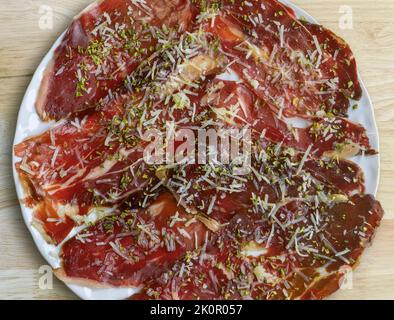 Viande espagnole séchée typique, viande de boeuf. Jambon de bœuf espagnol fumé. Cecina de León avec fromage Zamora Banque D'Images