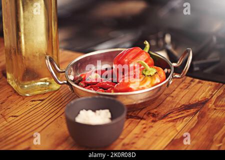 Faites de votre plat un plat spécial avec quelque chose d'épicé. Une casserole remplie de poivrons rouges et de piments. Banque D'Images