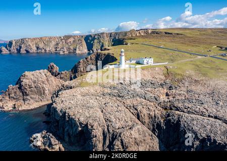 Vue aérienne du phare sur l'île d'Arranmore dans le comté de Donegal, Irlande. Banque D'Images