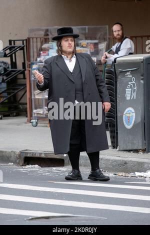 Un juif orthodoxe de Williamsburg hitching un trajet, probablement d'un membre de sa communauté, à un autre quartier juif de New York. Banque D'Images