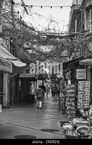 Nicosie, Chypre - 25 janvier 2019: Rue commerçante à Nicosie. Photographie en noir et blanc Banque D'Images