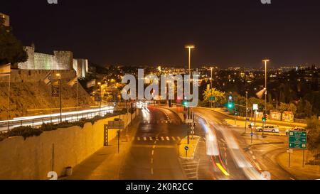 Jérusalem, Israël - 20 mai 2009 : route de la ville par les murs de la vieille ville de Jérusalem la nuit Banque D'Images