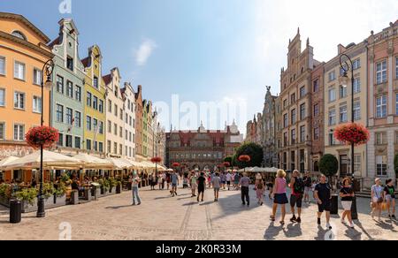 Une photo du long marché de Gdansk, surpeuplé et coloré. Banque D'Images