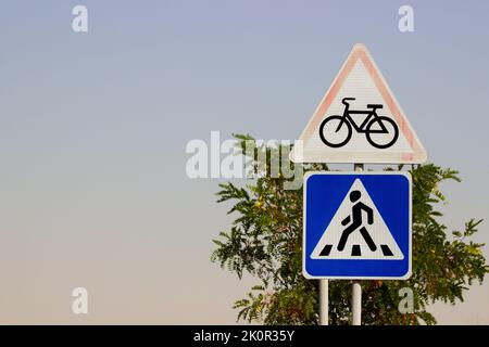 Panneau de signalisation routière triangle piéton fond bleu Banque D'Images