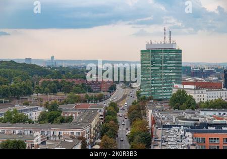 Une photo de l'édifice Zieleniak et de la ville environnante de Gdansk lors d'une journée de tempête. Banque D'Images