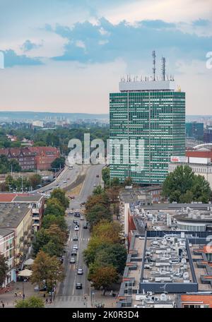 Une photo de l'édifice Zieleniak et de la ville environnante de Gdansk lors d'une journée de tempête. Banque D'Images