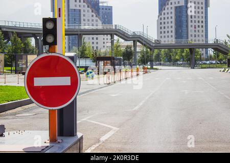 Panneau circulaire rouge d'arrêt de l'attention sur la route Banque D'Images
