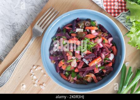 Vinaigrette aux betteraves et légumes durs, salade traditionnelle russe maison. Alimentation saine avec des légumes pour la nutrition végétarienne. VI Banque D'Images