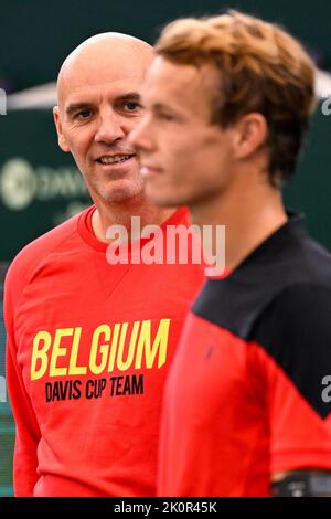 Le capitaine belge Johan Van Herck et le Belge Michael Geerts photographiés lors d'une séance d'entraînement avant un match entre l'équipe belge et l'Australie, dans le groupe C de la phase de groupe des finales de la coupe Davis 2022, mardi 13 septembre 2022, à Hambourg, en Allemagne. La Belgique se disputera du 13 au 18 septembre contre l'Australie, l'Allemagne et la France dans le groupe C. BELGA PHOTO LAURIE DIEFFEMBACQ Banque D'Images