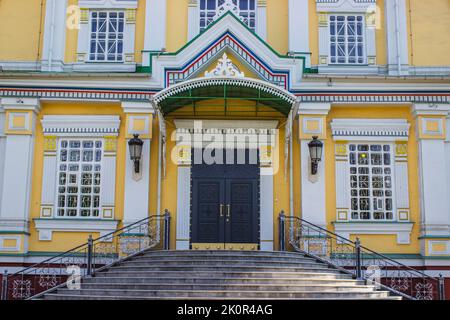 Porte de la cathédrale de l'Ascension et marches en béton, cathédrale orthodoxe russe d'Almaty, Kazakhstan Banque D'Images