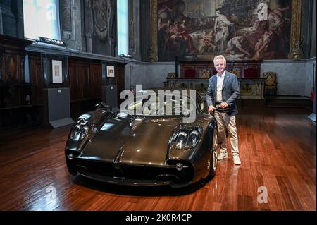 Horacio Pagani pose pour une photo lors de la première mondiale de la toute nouvelle Pagani Utopia Hypercar au Museo della Scienza e della Tecnologia à Milan, Italie sur 13 septembre 2022 Credit: Piero Cruciatti/Alamy Live News Banque D'Images