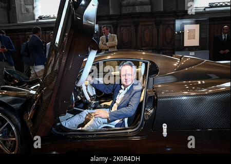 Horacio Pagani pose pour une photo lors de la première mondiale de la toute nouvelle Pagani Utopia Hypercar au Museo della Scienza e della Tecnologia à Milan, Italie sur 13 septembre 2022 Credit: Piero Cruciatti/Alamy Live News Banque D'Images