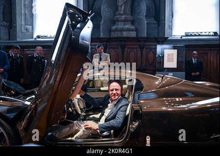 Horacio Pagani pose pour une photo lors de la première mondiale de la toute nouvelle Pagani Utopia Hypercar au Museo della Scienza e della Tecnologia à Milan, Italie sur 13 septembre 2022 Credit: Piero Cruciatti/Alamy Live News Banque D'Images