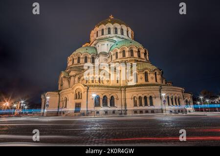 Cathédrale Saint Alexandre Nevski à Sofia illuminée la nuit, Bulgarie Banque D'Images