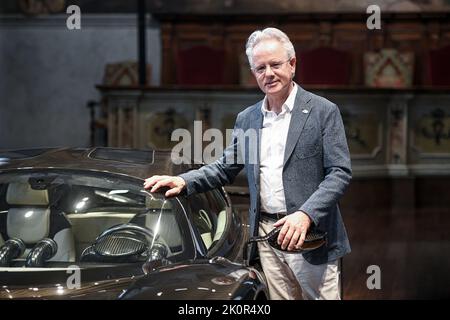 Horacio Pagani pose pour une photo lors de la première mondiale de la toute nouvelle Pagani Utopia Hypercar au Museo della Scienza e della Tecnologia à Milan, Italie sur 13 septembre 2022 Credit: Piero Cruciatti/Alamy Live News Banque D'Images