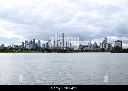 Le côté sud du quartier des affaires de Melbourne, vu à travers le lac Albert Park pendant une journée nuageux Banque D'Images