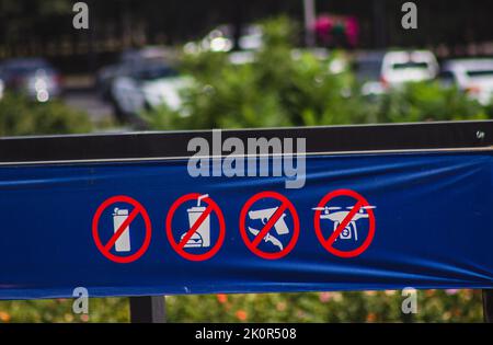 panneaux d'interdiction entrée du stade pas de nourriture pas d'armes à feu pas de drone Banque D'Images