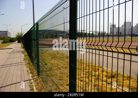 une clôture en métal, un stade de la ville très fin Banque D'Images