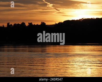 Soleil d'or au-dessus du Rhin près de l'européen Stein am Rhein dans le canton de Schaffhausen en Suisse, ciel nuageux en 2018 froid soir d'été le août Banque D'Images