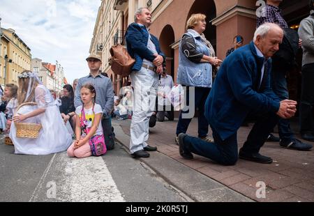 Gdansk, Pologne. 12th juillet 2021. Les gens ont vu prier au prochain autel. Corpus Christi - célébration liturgique dans l'Église catholique en l'honneur de Jésus-Christ dans le Saint Sacrement. Une procession de croyants passa dans les rues de GDA?sk. (Photo par Agnieszka Pazdykiewicz/SOPA Images/Sipa USA) crédit: SIPA USA/Alay Live News Banque D'Images